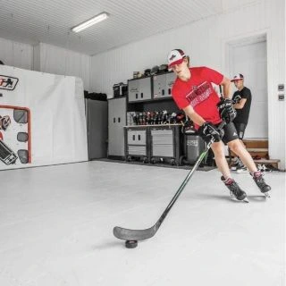 🏒🥅 Trénovat doma a na bruslích? Dneska to není žádný problém 👉 stačí si pořídit speciální plochu Hockey Shot Ice...