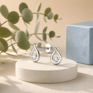 Minimalistický design, maximální lesk. Investujte do krásy, která trvá věčně. Naše kolekce s diamanty je nyní k dispozici....