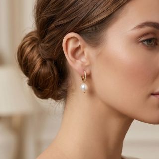 Kruhové náušnice s přírodními sladkovodními perlami, 18 karátů Doplňte svůj styl nadčasovou elegancí. Tyto perlové...