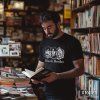 Muž v tričku s potiskem Black Books seriálové