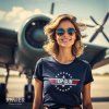Žena v tričku s potiskem Top Gun letkyně navy