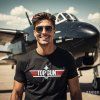 Muž v tričku s potiskem Top Gun Maverick filmové