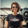 Žena v tričku s potiskem Top Gun 2 letkyně