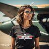Žena v tričku s potiskem Top Gun 2 letkyně