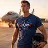 Muž v tričku s potiskem TOP GUN seriálové