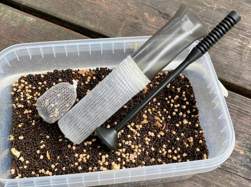 clanok-ako-pouzivat-pva-na-ryby-naplnena-pva-sietka-na-ryby-mikro-peletami-v-nadobe