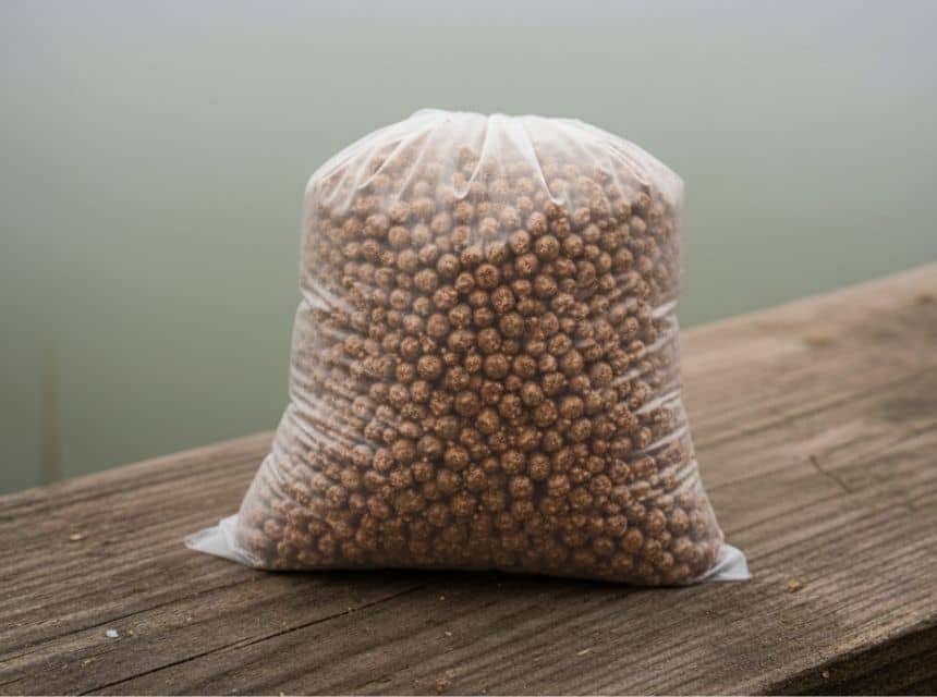 clanok-ako-pouzivat-pva-na-ryby-pva-sacok-naplneny-mikro-peletami-na-ryby