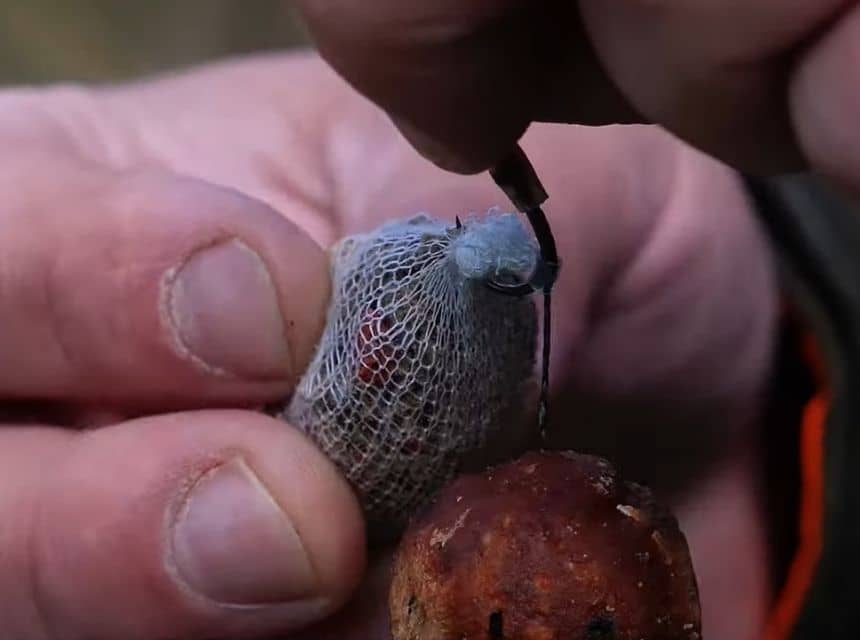 clanok-ako-pouzivat-pva-na-ryby-rybar-zavesuje-pva-pancuchu-na-hacik