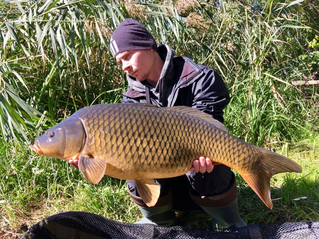 fotka-rybara-s-kaprom-ulovenim-na-boilies-karma-bait-2