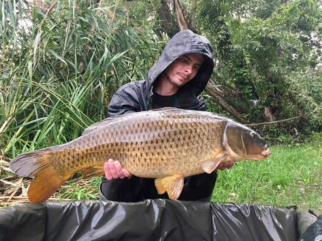 fotka-rybara-s-kaprom-ulovenim-na-boilies-karma-bait-3