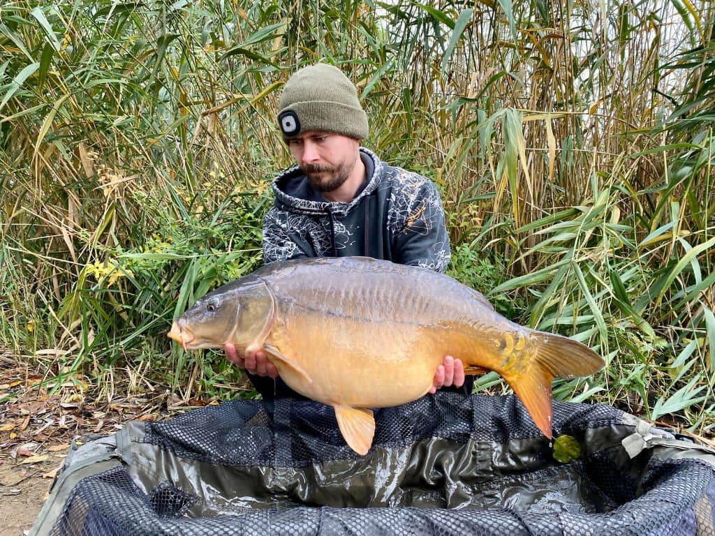 fotka-rybara-s-kaprom-ulovenim-na-boilies-karma-bait