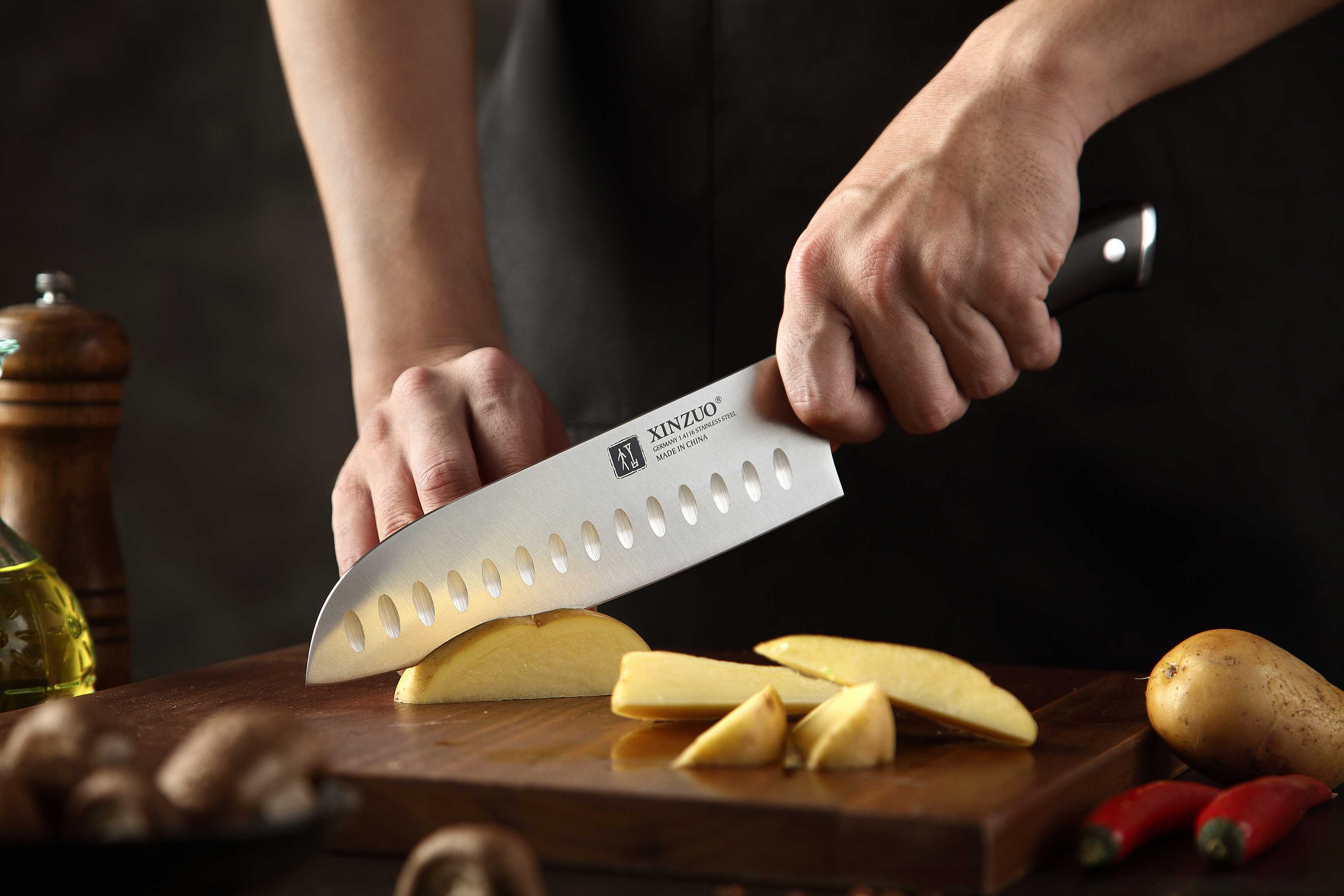 Kartoffeln mit einem Santokumesser schneiden