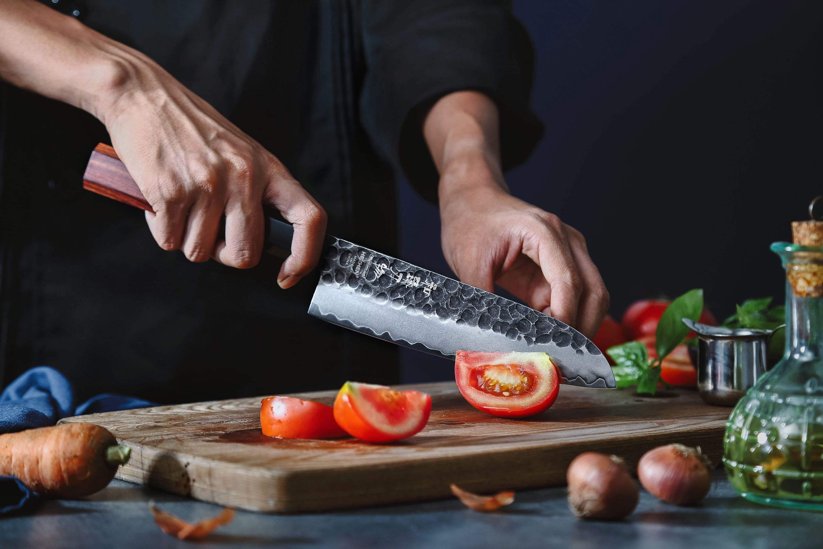 Tomaten mit einem Santokumesser schneiden