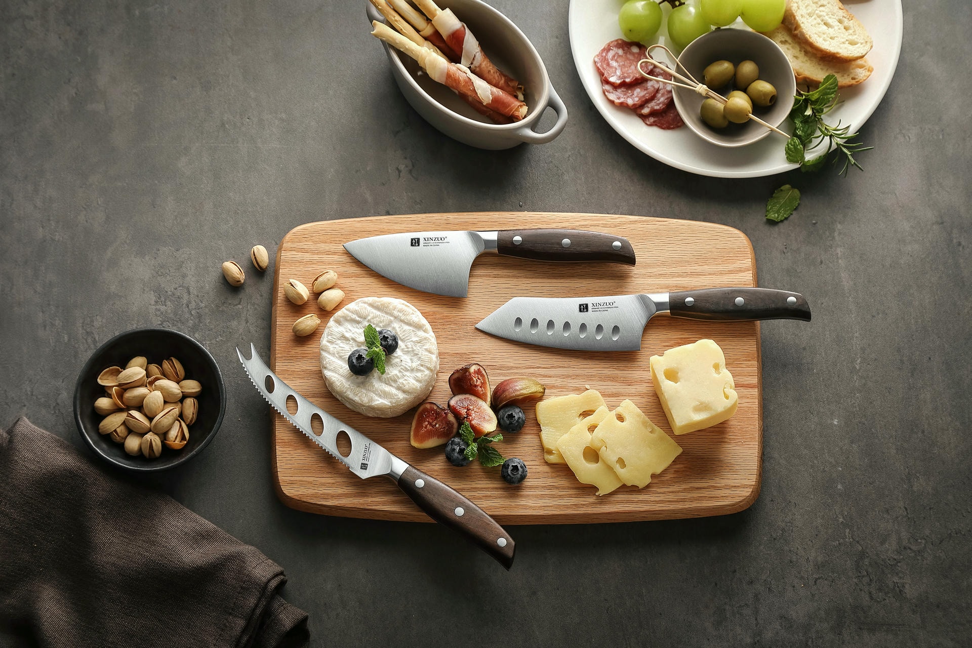 Es enthält drei Spezialmesser zum Schneiden von Käse