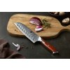 Santoku Messer XinZuo Yu B13R auf dem Schneidebrett