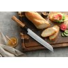 Brotmesser XinZuo Zhen PM8O auf dem Schneidebrett