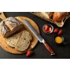 Brotmesser XinZuo Yu B13R auf dem Schneidebrett