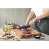 Schneiden mit dem Santoku Messer XinZuo Ji X08E