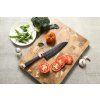 Santoku Messer XinZuo Ji X08E auf dem Schneidebrett