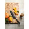Santoku Messer XinZuo Ji X08E auf dem Schneidebrett