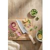 Santoku Messer XinZuo Zhen QE PM8M auf dem Schneidebrett