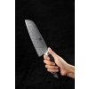Santoku Messer XinZuo Feng B32 in der Hand