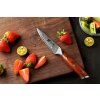 Schälmesser XinZuo Yu B13R auf dem Schneidebrett