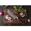 Nakiri Messer XinZuo He B1H auf dem Schneidebrett