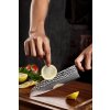 Schneiden mit dem Santoku Messer XinZuo Zhen PM8