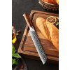 Brotmesser XinZuo Yu B13D auf dem Schneidebrett
