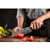 Schneiden mit dem Santoku Messer XinZuo Yu B13D
