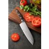 Santoku Messer XinZuo B35 auf dem Schneidebrett