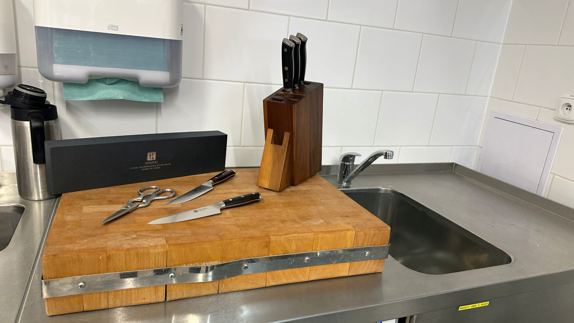Nože XinZuo B13S ve školní jídelně MŠ Na Zbořenci