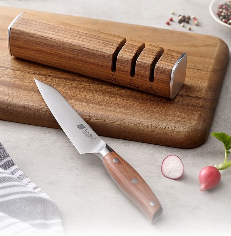 Ořechový brousek na nože - položený na prkénku