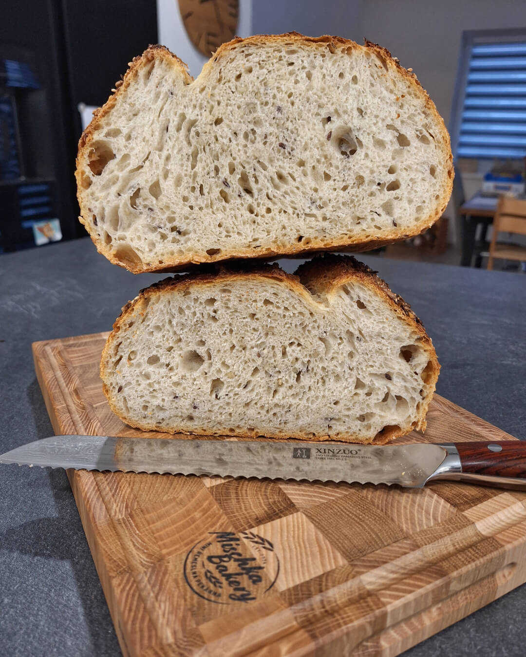 Ukázka nože s rozkrojeným chlebem