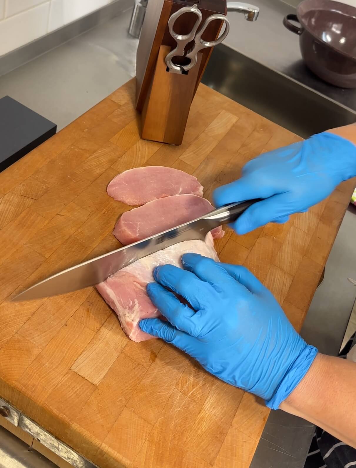 Ukázka krájení s noži ve školní jídelně