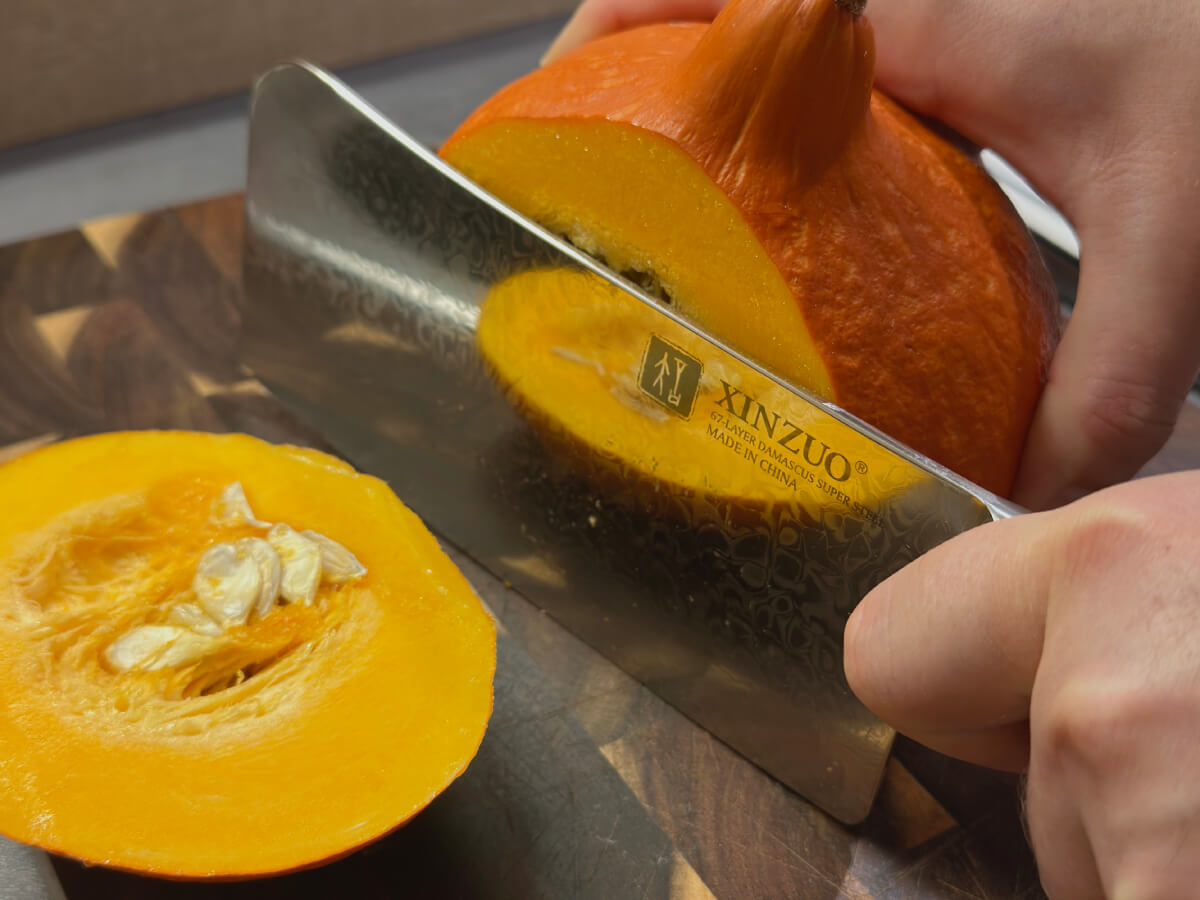 Sekáček v rozpůlené dýni hokkaido na prkénku