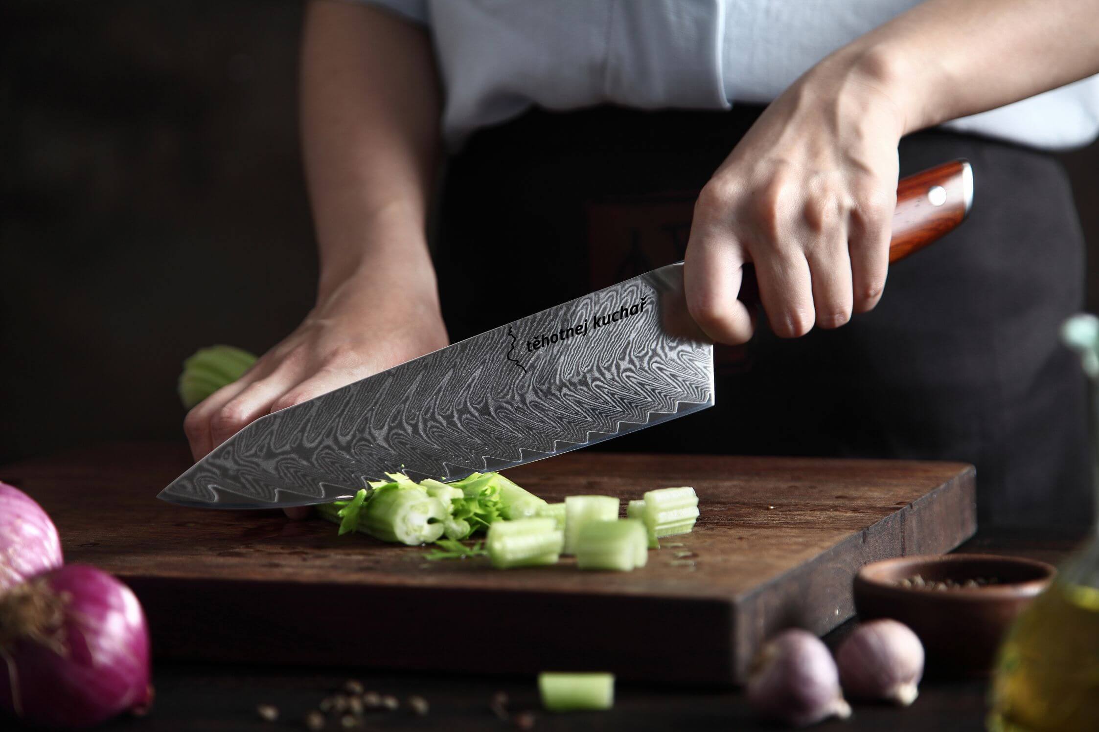 Ukázkový nůž s vygravírovaným textem a logem Těhotnej kuchař