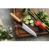 Santoku nůž XinZuo PM8O na prkénku