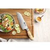 Santoku nůž XinZuo Lan B37S Těhotnej kuchař na prkénku