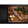 Santoku nůž XinZuo Lan B37S Těhotnej kuchař na prkénku
