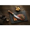 Steakový nůž XinZuo Zhen X05Z na prkénku položený