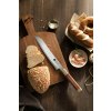 Nůž na pečivo XinZuo Zhen X05Z na prkénku vedle pečiva