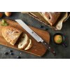 Nůž na pečivo XinZuo B35 Zhi položen na prkénku