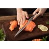 Nůž XinZuo Zhen Sashimi s 300 mm čepelí při krájení sushi