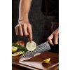 Krájení santoku nožem  XinZuo PM8 7"