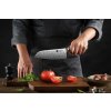 Santoku nůž XinZuo B46D v ruce
