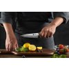 Nůž na ovoce a zeleninu XinZuo B46D v ruce
