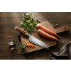 Nóż Santoku XinZuo Zhen X05Z na desce do krojenia