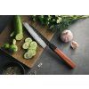 Nóż Santoku HEZHEN PM8S na desce do krojenia